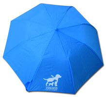 parapluie bleu avec logo chiens guides d'Aveugles IDF en blanc. Dimensions : ouvert : 59 cm de haut, fermé 32 cm de haut 90 cm de diamètre