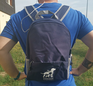 sac a dos bleu avec logo blanc de l'association. Il est équipe d'une poche avant et sortie pour écouteur