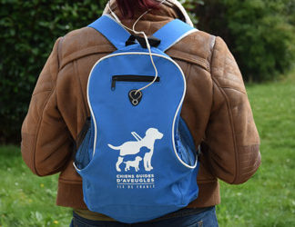 Sac à dos bleu avec logo blanc, sortie pour ecouteur, deux poches filets latérales