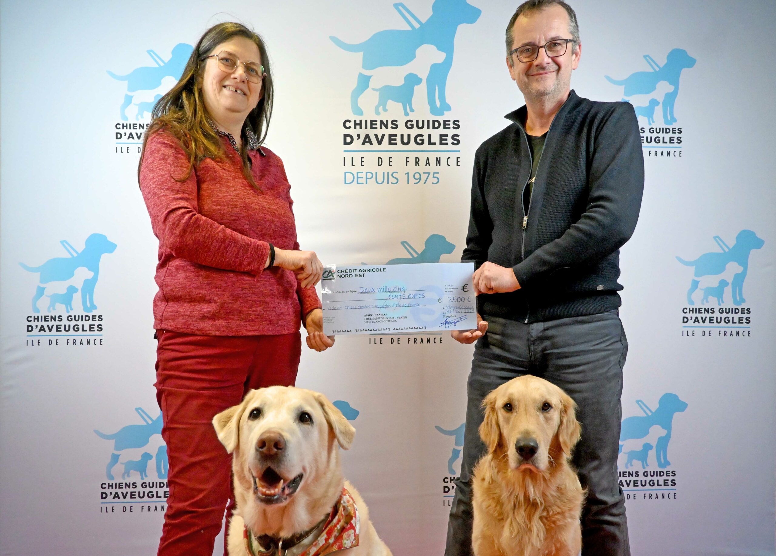 remise du chèque par l'association au directeur